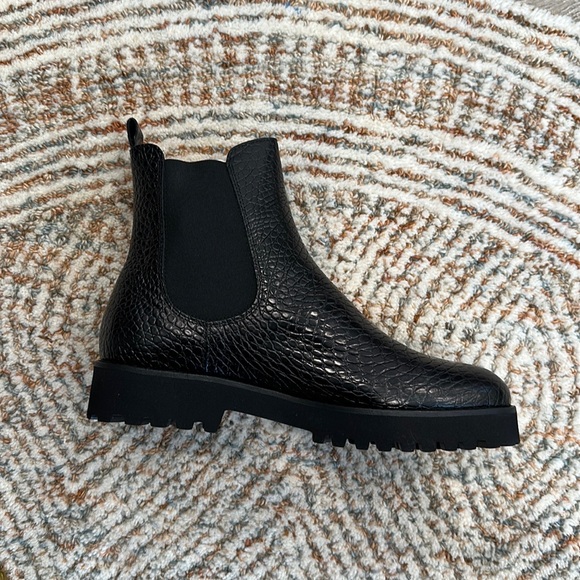 Andre Assous Chelsea Boots - Picture 1 of 3